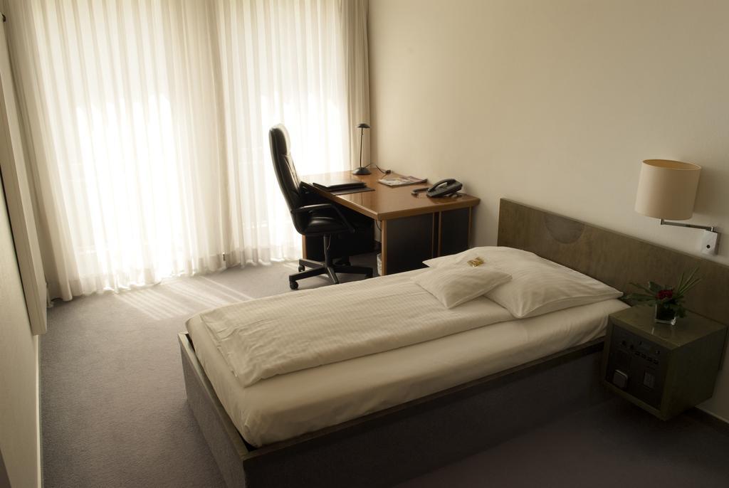 Hotel Rolandsburg Dusseldorf Room photo